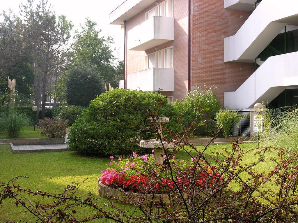 Apartment Gemini Con Piscina Bibione Exterior photo